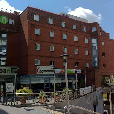 Отель Campanile Saint-Quentin-En-Yvelines Монтиньи-ле-Бретонё Экстерьер фото