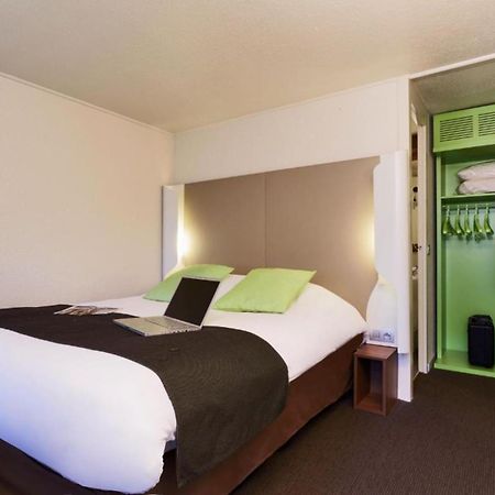 Отель Campanile Saint-Quentin-En-Yvelines Монтиньи-ле-Бретонё Экстерьер фото