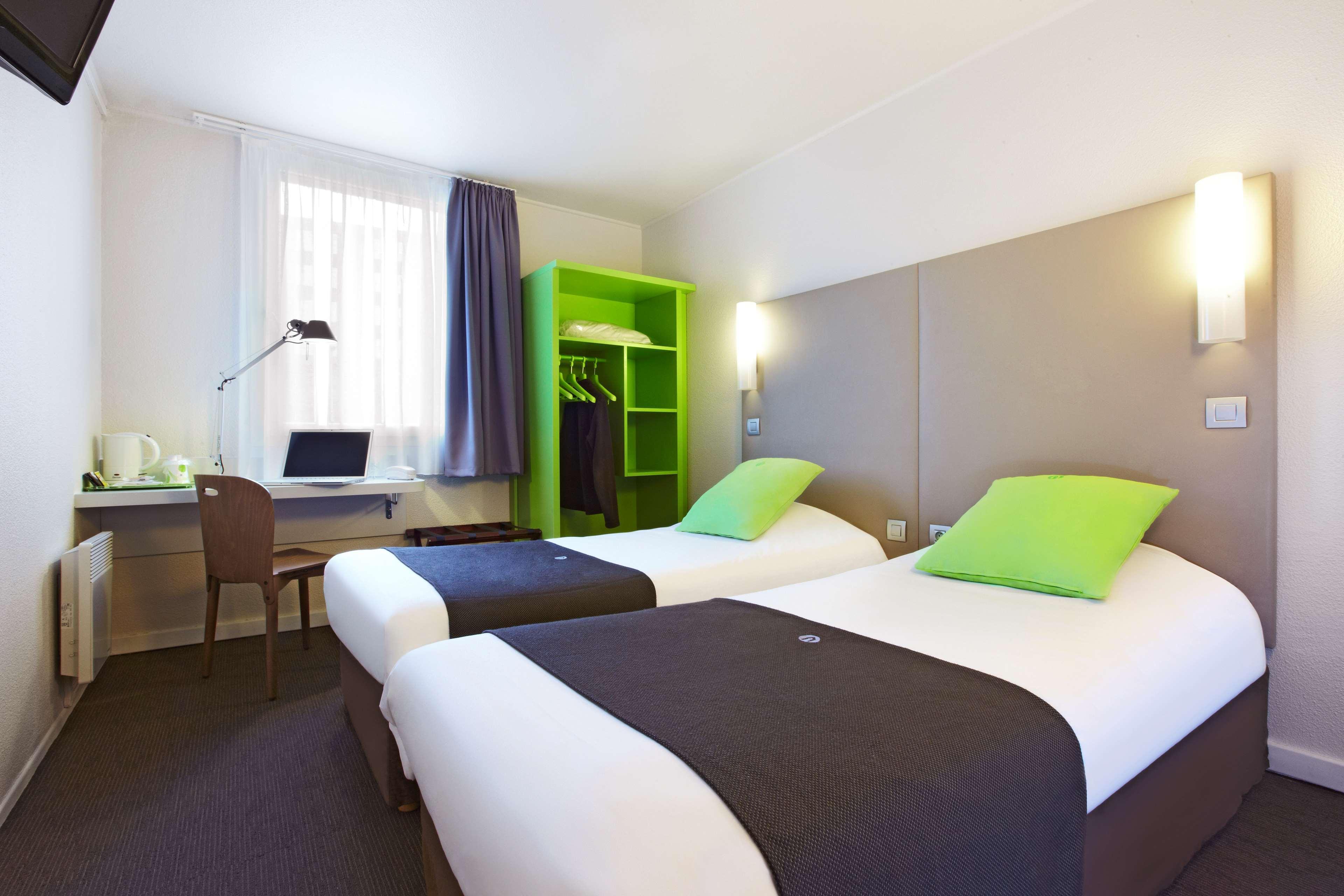 Отель Campanile Saint-Quentin-En-Yvelines Монтиньи-ле-Бретонё Экстерьер фото