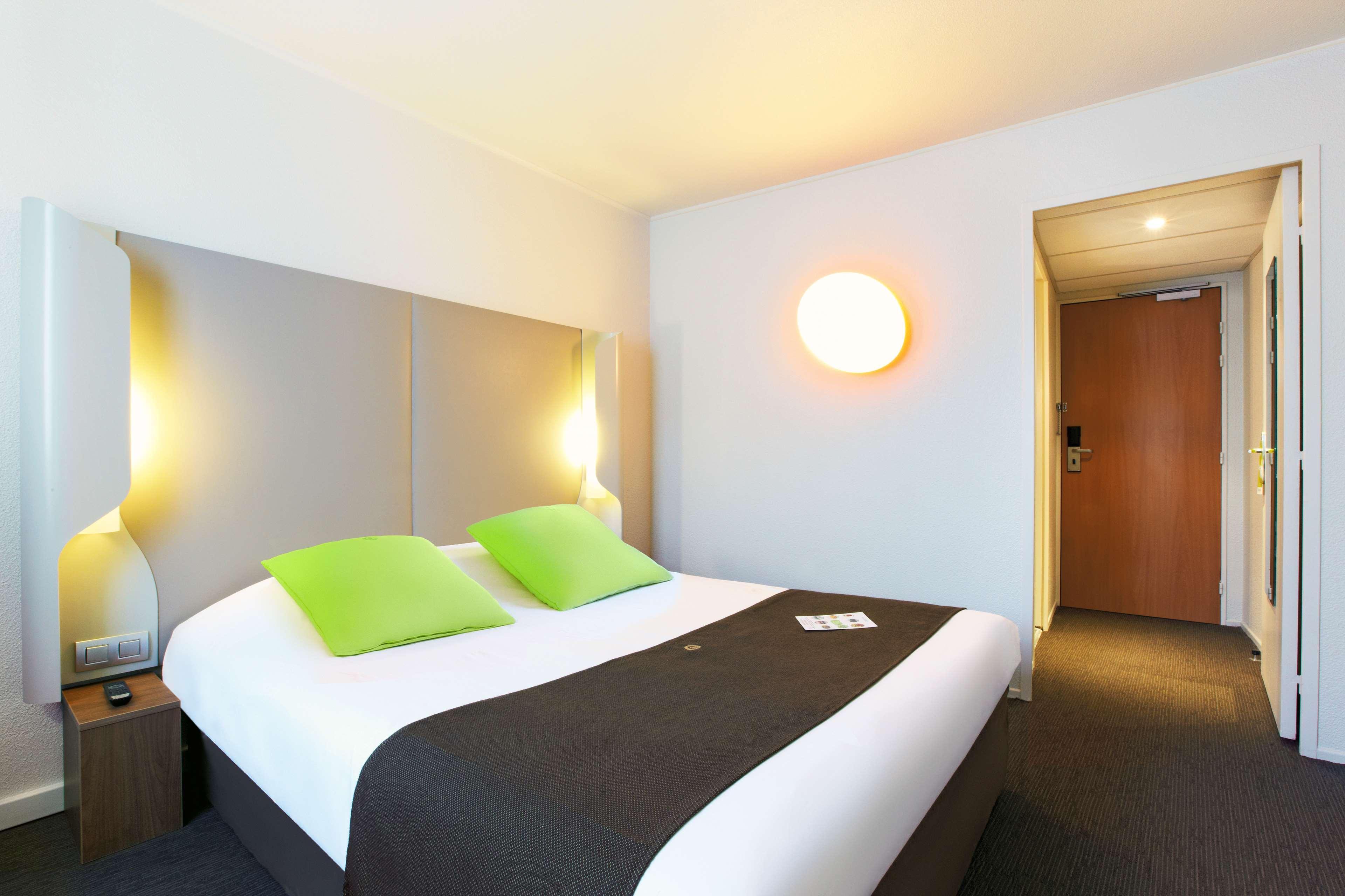 Отель Campanile Saint-Quentin-En-Yvelines Монтиньи-ле-Бретонё Экстерьер фото