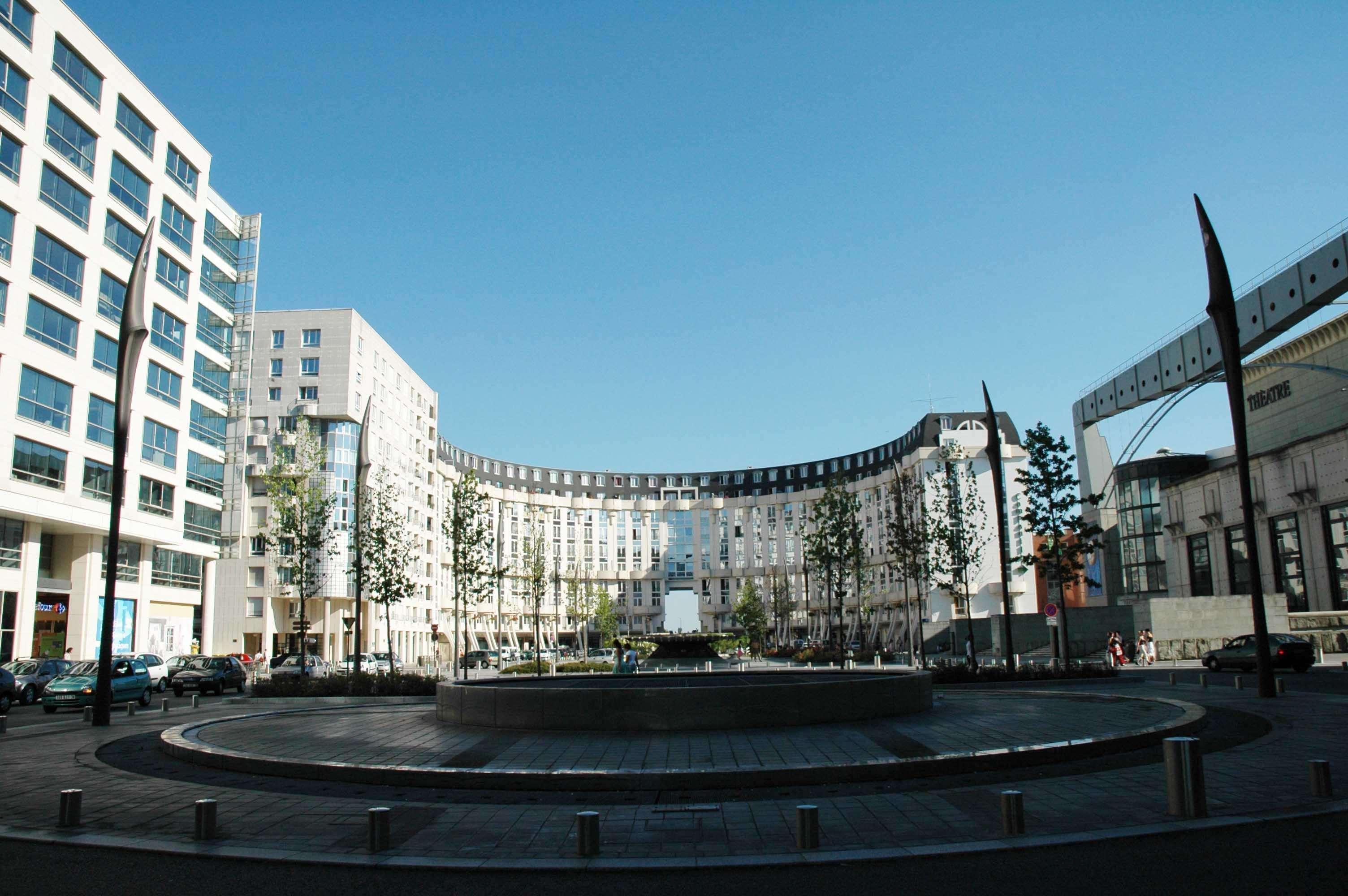Отель Campanile Saint-Quentin-En-Yvelines Монтиньи-ле-Бретонё Экстерьер фото