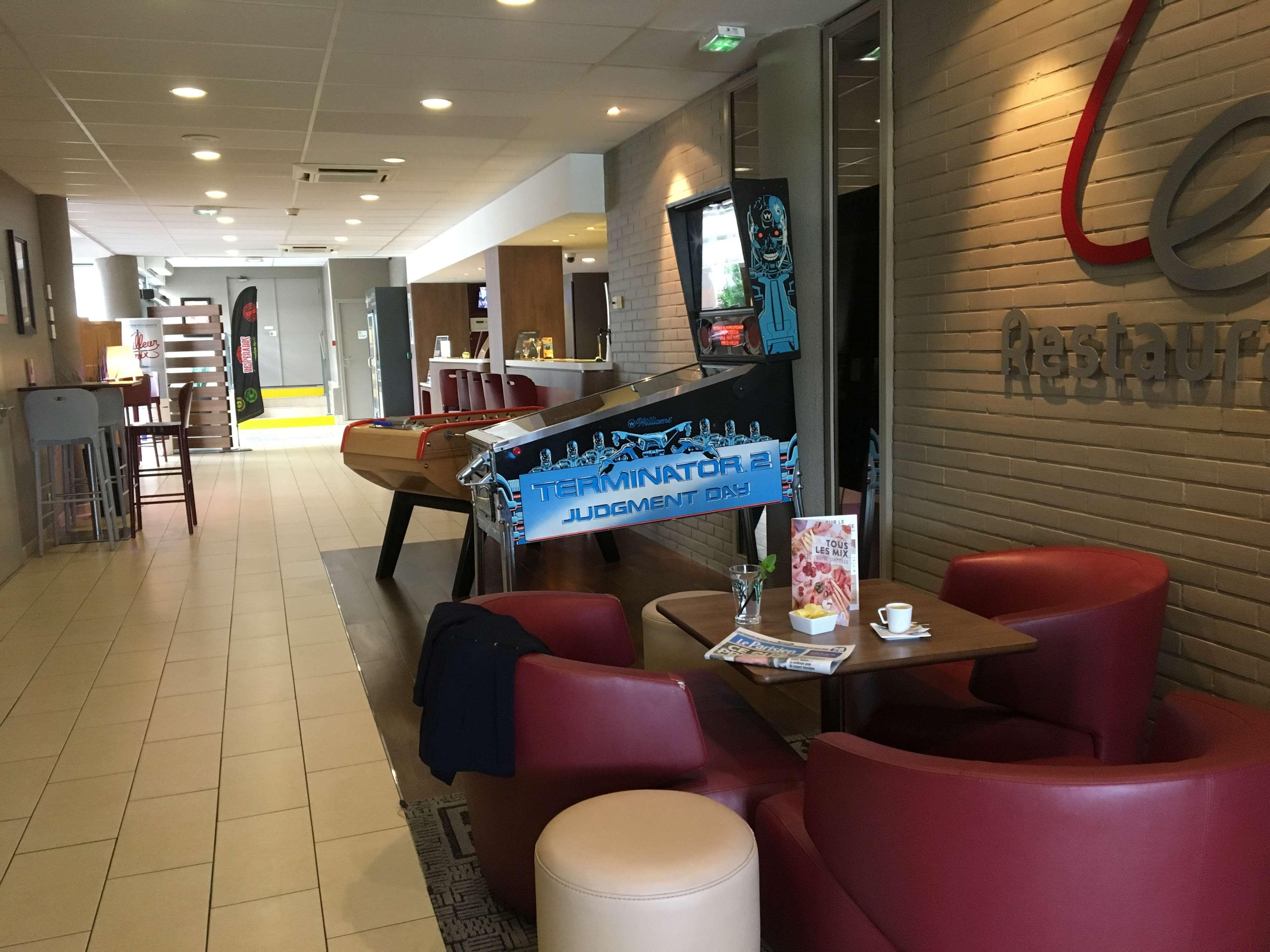 Отель Campanile Saint-Quentin-En-Yvelines Монтиньи-ле-Бретонё Экстерьер фото