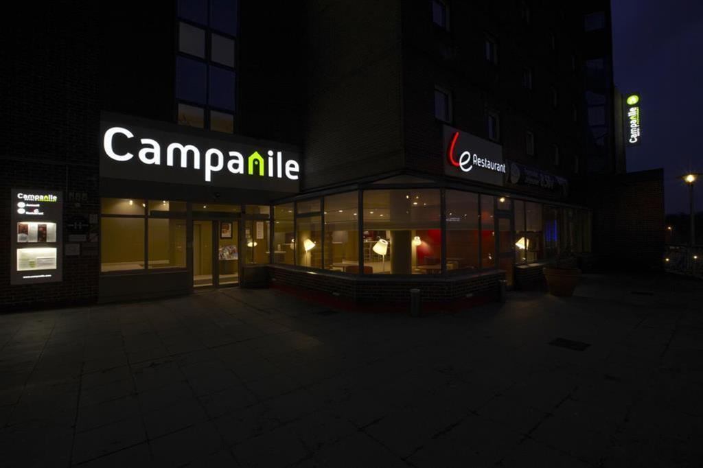 Отель Campanile Saint-Quentin-En-Yvelines Монтиньи-ле-Бретонё Экстерьер фото