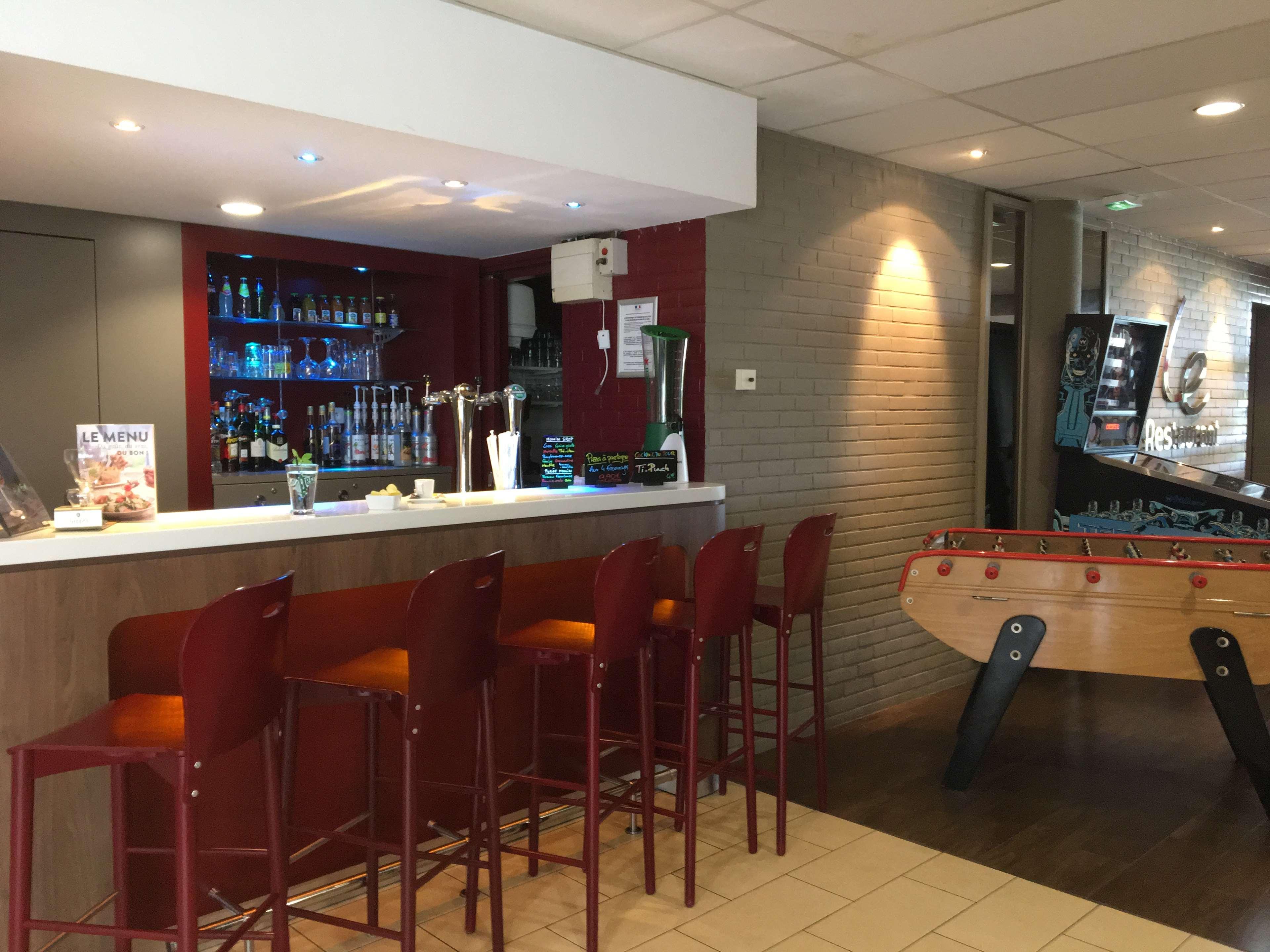 Отель Campanile Saint-Quentin-En-Yvelines Монтиньи-ле-Бретонё Экстерьер фото