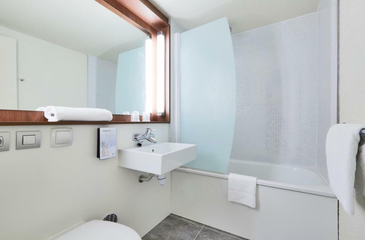 Отель Campanile Saint-Quentin-En-Yvelines Монтиньи-ле-Бретонё Экстерьер фото