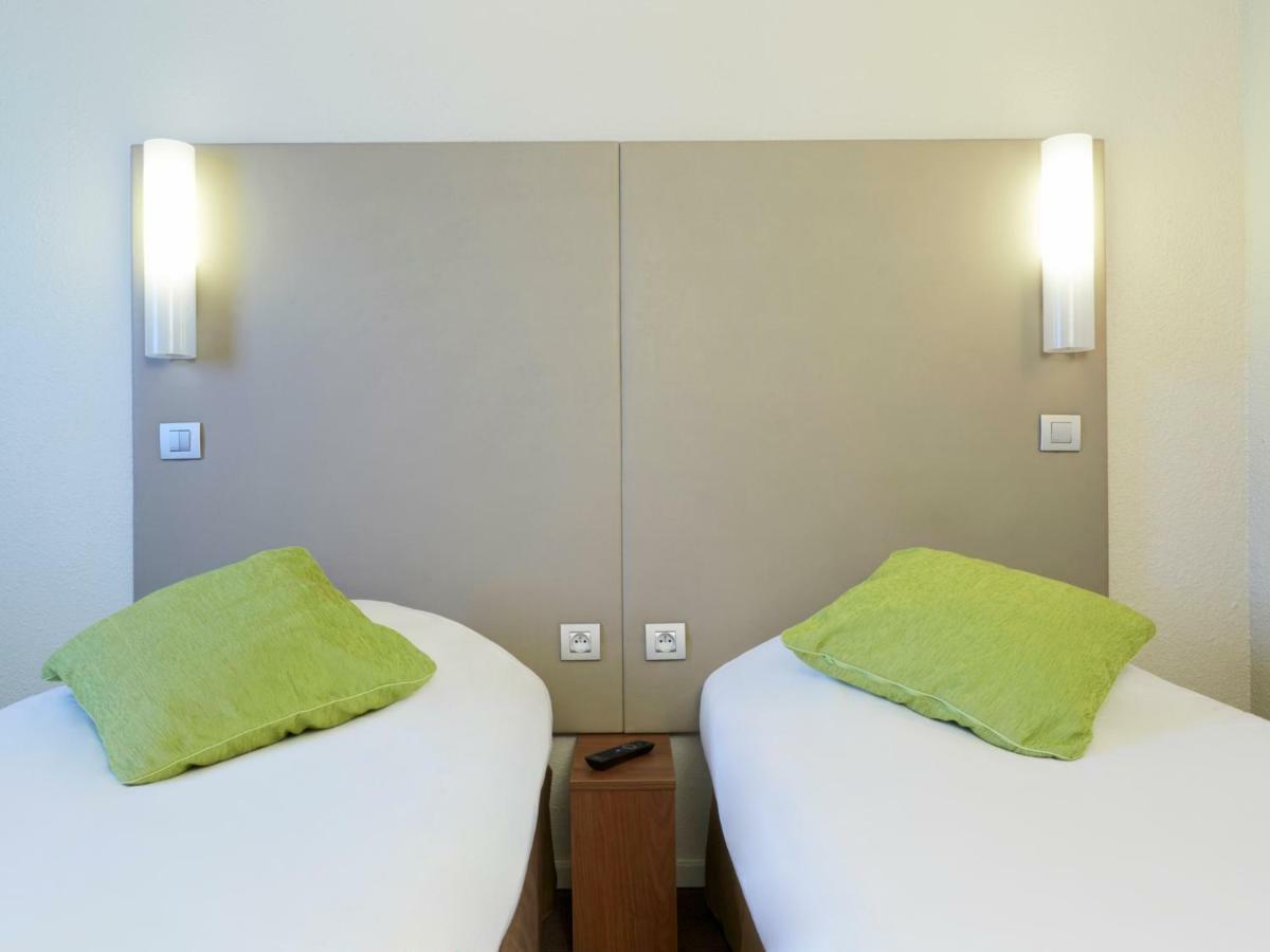 Отель Campanile Saint-Quentin-En-Yvelines Монтиньи-ле-Бретонё Экстерьер фото