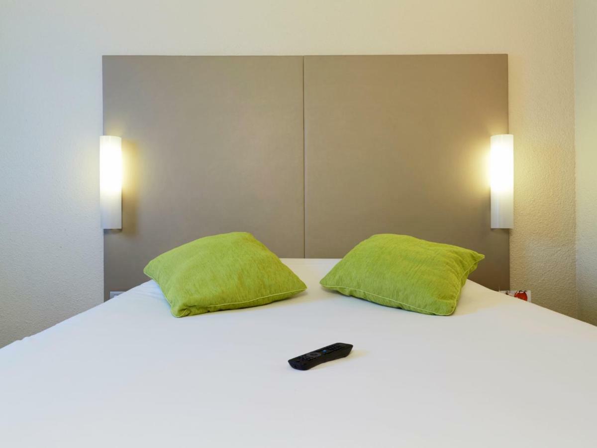 Отель Campanile Saint-Quentin-En-Yvelines Монтиньи-ле-Бретонё Экстерьер фото